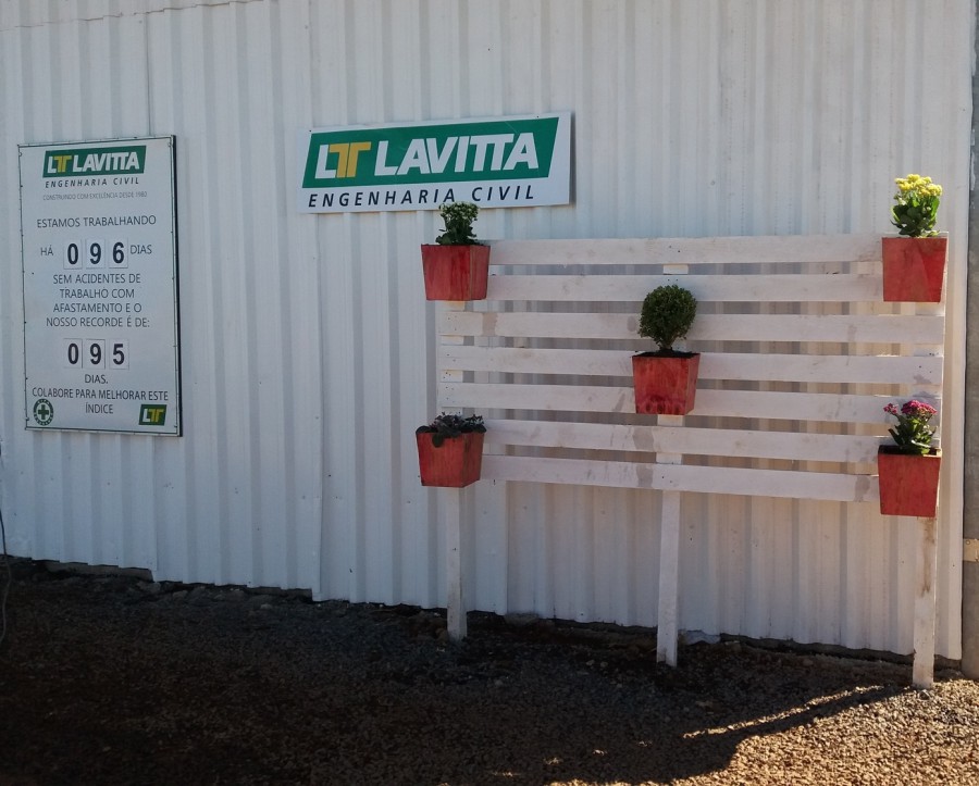 Equipe Lavitta faz jardim suspenso em obra de Guarapuava 